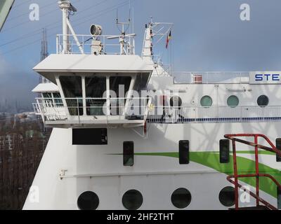 Stena Line Fähre Stena Brittanica wird in einem Trockendock im Hafen von Antwerpen, Belgien, manövriert. Die Brücke der Brittanica aus einer ungewöhnlichen Perspektive Stockfoto