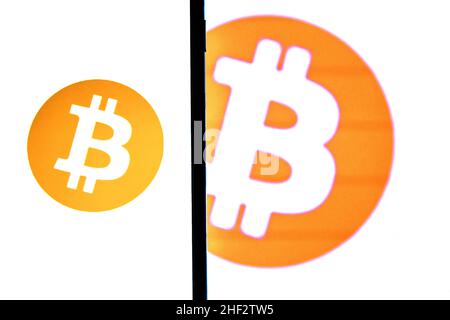 Spanien. 12th Januar 2022. In dieser Abbildung wird ein Bitcoin-Logo auf einem Smartphone-Bildschirm angezeigt. (Foto von Thiago Prudencio/SOPA Images/Sipa USA) Quelle: SIPA USA/Alamy Live News Stockfoto