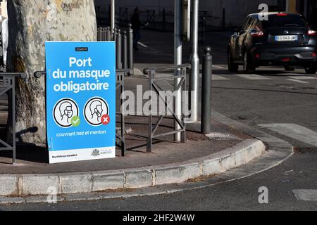 Marseille, Frankreich. 13th Januar 2022. Informationsplatten zum Tragen der Zwangsmaske im Freien sind in Marseille zu sehen.nach einem Anstieg der Coronavirus-Epidemie (COVID-19) aufgrund der Omicron-Variante ist das Tragen einer Maske in Frankreich erneut Pflicht im Freien. (Bild: © Gerard Bottino/SOPA Images via ZUMA Press Wire) Stockfoto