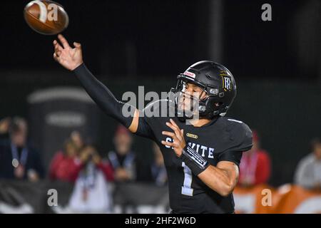 Servite Friars Quarterback Noah Fifita (1) während eines Highschool-Fußballspiels gegen Mater Dei, Freitag, 26. November 2021, in Long Beach, Calif. The Mate Stockfoto