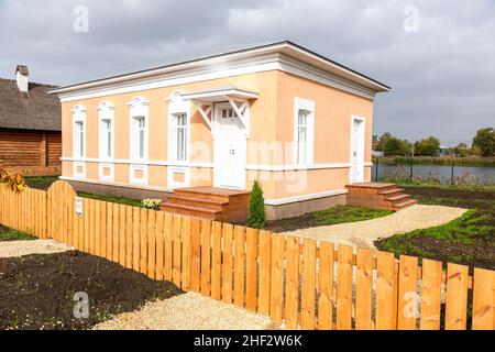 Samara, Russland - 25. September 2021: Ethnokultureller Komplex 'People's Friendship Park'. Traditionelles jüdisches Steinhaus mit Holzzaun. Stockfoto