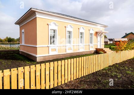 Samara, Russland - 25. September 2021: Ethnokultureller Komplex 'People's Friendship Park'. Traditionelles jüdisches Steinhaus mit Holzzaun. Stockfoto