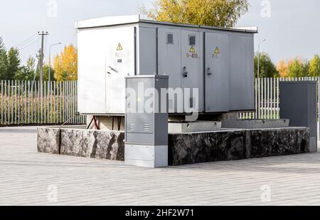 Samara, Russland - 25. September 2021: Spannungswandler-Umspannwerk im Sommer im Freien Stockfoto