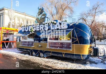 Samara, Russland - 8. Januar 2022: Food-Truck, mobiler Drink und Snack-Van in einer Stadtstraße am sonnigen Wintertag Stockfoto