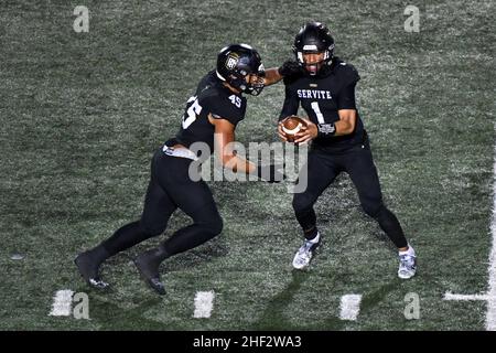 Servite Friars Quarterback Noah Fifita (1) während eines Highschool-Fußballspiels gegen Mater Dei, Freitag, 26. November 2021, in Long Beach, Calif. The Mate Stockfoto