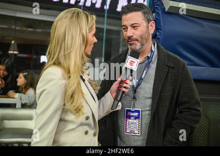 Der amerikanische Fernsehmoderator Jimmy Kimmel wird von der ESPN-Nebenreporterin Laura Rutledge während des Spiels LA Bowl am Samstag, den 18. Dezember 2021 in Los interviewt Stockfoto