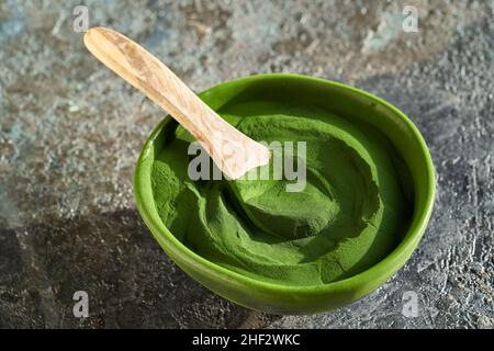 Grüne Chlorella Algenpulver in einer Schüssel auf einem Tisch - gesunde Nahrungsergänzung Stockfoto