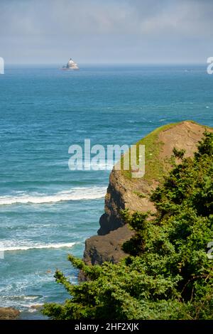 Oregon Coast Tillamook Rock Light vertikal. Tillamook Rock Lighthouse vor dem Ecola Park. Cannon Beach, Oregon, Usa. Stockfoto