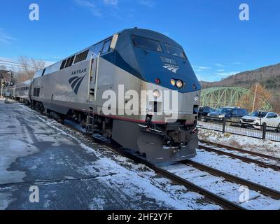 Der Amtrak Vermonter Zug kommt am Bahnhof Brattleboro an. Der Zug fährt einmal täglich in jede Richtung und bietet wichtige, aber begrenzte Zugverbindungen nach Süden Stockfoto