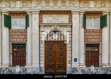 Detail der façade und Eingang des Palazzo della Meridiana (16th Jahrhundert) in der Altstadt von Genua, UNESCO-Weltkulturerbe, Ligurien, Italien Stockfoto