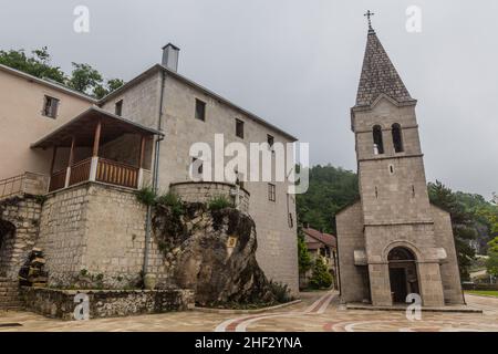 Unterer Teil des Klosters Ostrog mit der Kirche der Heiligen Dreifaltigkeit, Montenegro Stockfoto