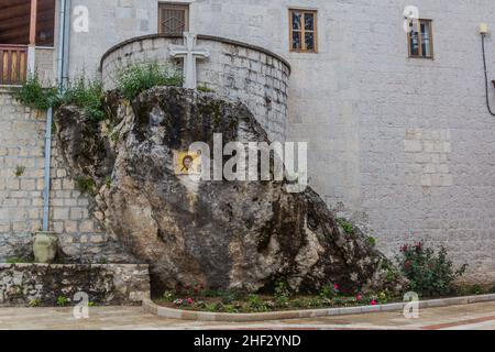 OSTROG, MONTENEGRO - 5. JUNI 2019: Gemälde im unteren Teil des Klosters Ostrog, Montenegro Stockfoto