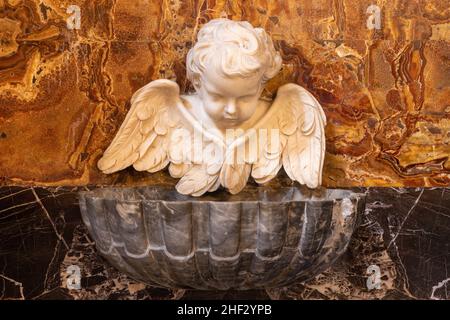 ROM, ITALIEN - 27. AUGUST 2021: Die barocke Marmorgruppe in der Kirche Chiesa di Santa Lucia del Gonfalone von Innocenzo Spinazzi aus dem Jahr 18. Stockfoto