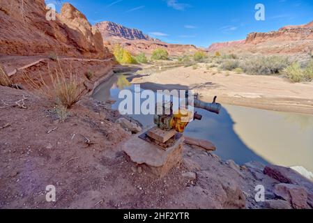 Eine antike Wasserpumpe neben dem Paria River auf der Westseite der Lonely Dell Ranch in der Nähe des Vermilion Cliffs National Monument Arizona. Stockfoto