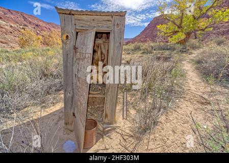 Ein altes Nebengebäude am Paria River auf der Lonely Dell Ranch im Vermilion Cliffs National Monument Arizona. Stockfoto