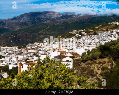 Competa ist eine weiße Stadt in den Bergen oberhalb von Málaga in Andalusien im Süden Spaniens. Dies ist ein Mirador Aussichtspunkt und Spielplatz über der Stadt Stockfoto