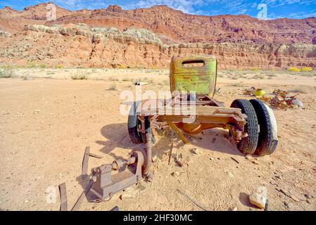 Ein rostfreier antiker Lastwagen auf der äußersten Westseite der Lonely Dell Ranch in der Nähe des Vermilion Cliffs National Monument Arizona. Gelegen im Glen Canyon Recreati Stockfoto