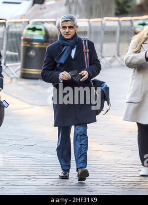 London, Großbritannien. 13th Januar 2022. Der Londoner Bürgermeister Sadiq Khan sah, wie er in den Global Radio Studios ankam. (Foto von Brett Cove/SOPA Images/Sipa USA) Quelle: SIPA USA/Alamy Live News Stockfoto