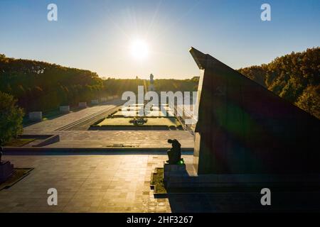sonnenaufgang über dem sowjetischen Kriegsdenkmal im berliner treptower Park Stockfoto