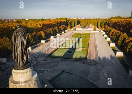 Luftaufnahme des sowjetischen Denkmals im treptower Park in berlin Stockfoto