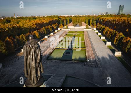 Luftaufnahme des sowjetischen Denkmals im treptower Park in berlin Stockfoto