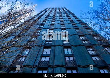 Zehn-Grad-Apartmentgebäude, East Croydon, Surrey, Großbritannien Stockfoto