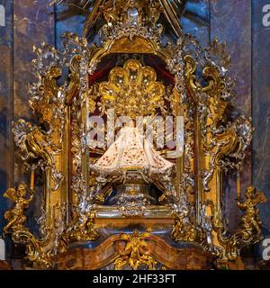 Kirche unserer Lieben Frau siegreich mit Heiligtum des Jesuskindes von Prag aus der Nähe, erste Station auf der Apostolischen Straße in Prag, Tschechische Republik. Stockfoto