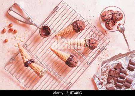 Schokoladeneis auf einer Steinoberfläche, Draufsicht. Eis auf einem Metallgestell Stockfoto