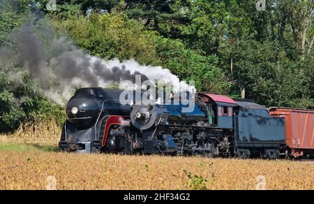 Zwei antike Dampflokomotiven, die fast 50 Jahre lang gebaut wurden Apart All Blowing Smoke and Steam Waiting To Go. Stockfoto