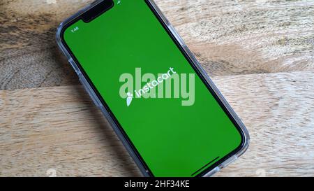 Verwenden der Instacart-App für die Lieferung und Abholung von Lebensmitteln Stockfoto