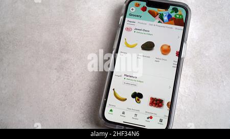 Verwenden der Instacart-App für die Lieferung und Abholung von Lebensmitteln Stockfoto