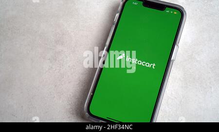 Verwenden der Instacart-App für die Lieferung und Abholung von Lebensmitteln Stockfoto