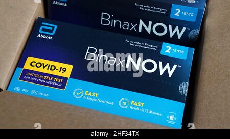 Die Lieferung erfolgt mit BinaxNOW COVID-19 Antigene Rapid Home Self-Test Kits, die sehr gefragt sind Stockfoto