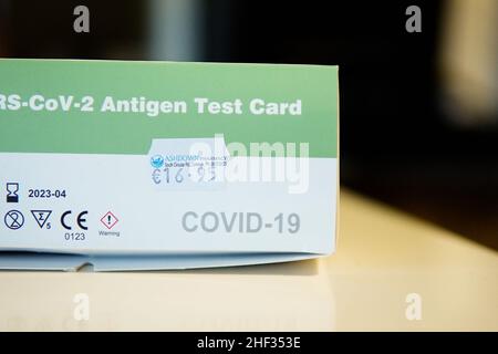 Malaga, Spanien. 13th Januar 2022. Boson Biotech Covid-19 Antigen-Testbox mit einem Preisschild von 16,95 Euro zu sehen.die spanische Regierung begrenzt die Höchstpreise für Antigen-Tests für Covid19 auf 2,94 Euro. Es ist der Preis, den die Interministerkommission für die Preise von Arzneimitteln (CIPM) festgelegt hat. Der Preis für einen Antigen-Test in Spanien lag letztes Weihnachten zwischen 5 und 10 Euro. (Foto von Francis Gonzalez/SOPA Images/Sipa USA) Quelle: SIPA USA/Alamy Live News Stockfoto