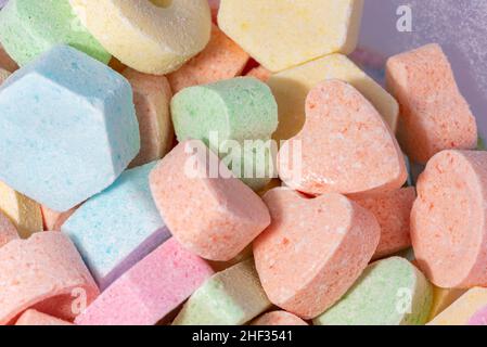 Gepuderte Bonbons in verschiedenen Farben und Formen. Süßigkeiten für Kinder. Zucker und Kalorien. Stockfoto