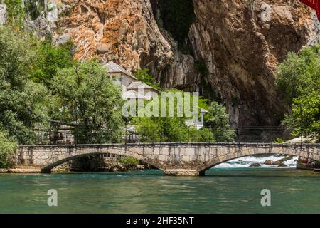 Steinbrücke über den Fluss Buna im Dorf Blagaj in der Nähe von Mostar, Bosnien und Herzegowina Stockfoto