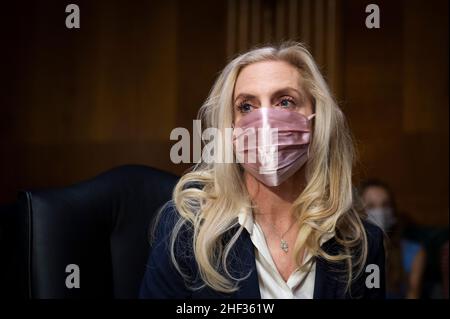 Washington, Vereinigte Staaten. 13th Januar 2022. Lael Brainard nimmt ihren Sitz am Zeugentisch für eine Anhörung des Senatsausschusses für Banken, Wohnungsbau und städtische Angelegenheiten wegen ihrer Ernennung zum stellvertretenden Vorsitzenden des Gouverneursrats des Federal Reserve Systems im Dirksen Senate Office Building in Washington, DC, am Donnerstag, den 13. Januar 2022. Kredit: Rod Lampey/CNP/dpa/Alamy Live Nachrichten Stockfoto