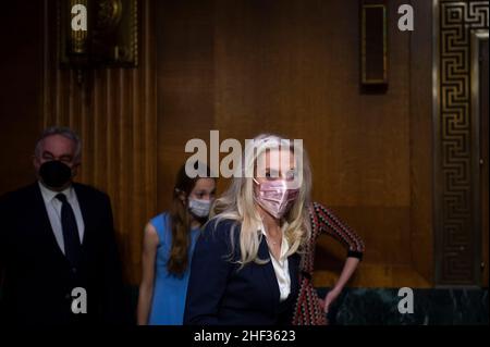Washington, Vereinigte Staaten. 13th Januar 2022. Lael Brainard nimmt ihren Sitz am Zeugentisch für eine Anhörung des Senatsausschusses für Banken, Wohnungsbau und städtische Angelegenheiten wegen ihrer Ernennung zum stellvertretenden Vorsitzenden des Gouverneursrats des Federal Reserve Systems im Dirksen Senate Office Building in Washington, DC, am Donnerstag, den 13. Januar 2022. Kredit: Rod Lampey/CNP/dpa/Alamy Live Nachrichten Stockfoto
