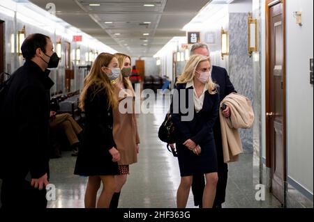 Washington, Vereinigte Staaten. 13th Januar 2022. Lael Brainard kommt zu einer Anhörung des Senatsausschusses für Banken, Wohnungsbau und städtische Angelegenheiten, um ihre Ernennung zum stellvertretenden Vorsitzenden des Gouverneursrates des Federal Reserve Systems im Dirksen Senate Office Building in Washington, DC, am Donnerstag, den 13. Januar 2022, zu beantragen. Kredit: Rod Lampey/CNP/dpa/Alamy Live Nachrichten Stockfoto