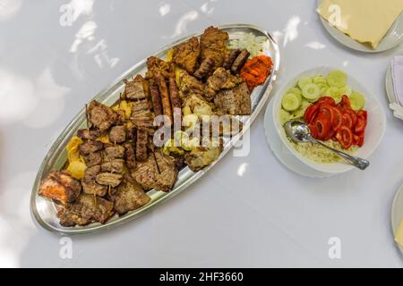 Essen in Bosnien und Herzegowina - verschiedene gegrillte Fleisch Stockfoto