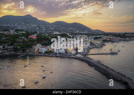 Schöne Luftaufnahme bei Sonnenuntergang von Ischia aus dem Aragonesischen Schloss (Castello Aragonese), Italien Stockfoto