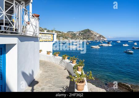Ein Hotel auf Ischia mit einem atemberaubenden Blick auf den Maronti-Strand, einem der beliebtesten der Insel. Ischia, Italien, September 2021 Stockfoto