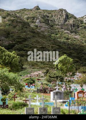 Städtischer Friedhof Jinotega am Fuße des PE√±a de la Crus. Ein Friedhof von Nicaragua am Fuße des Kreuzgipfens. Stockfoto