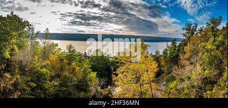 Seneca Lake bei Hector Falls während der Herbstfärbung der Blätter in der Region Finger Lakes im Bundesstaat New York. Stockfoto