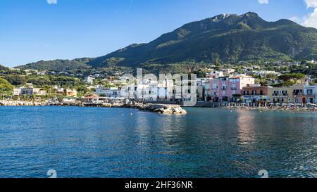 Blick auf Lacco Ameno, eine hübsche Stadt und berühmtes Touristenziel auf Ischia, Italien Stockfoto