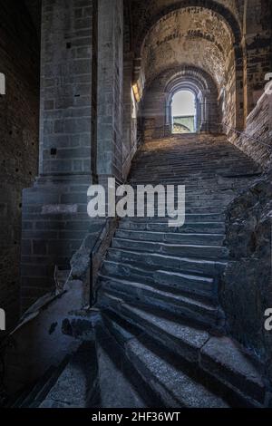 Innentreppe bei Sacra di San Michele, einem der berühmtesten Wahrzeichen der Region Piemont, Italien Stockfoto