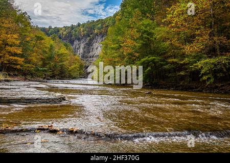 Taughannock Creek während der Herbstfärbung der Blätter in der Finger Lakes-Region im Bundesstaat New York. Stockfoto