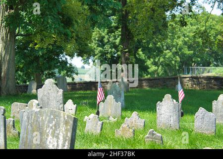 Ein alter Friedhof liegt im Wald mit fallenden Hauptsteinen Stockfoto