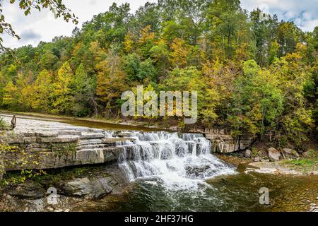 Taughannock Creek während der Herbstfärbung der Blätter in der Finger Lakes-Region im Bundesstaat New York. Stockfoto