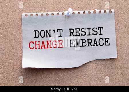 Text zum Schreiben Don T Resist Change Umarmen Sie es. Geschäftskonzept für offen für Änderungen versuchen, neue Dinge positive farbige Zwischenablage leere Papierbogen Stockfoto